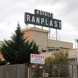 Pi� avanti un�enorme insegna con scritto �Asfalti Ranplast� sovrasta un altro ingrosso cinese di casalinghi e giocattoli. L�azienda di asfalto e bitumi � ormai chiusa da tempo e i cinesi hanno comprato questo edificio senza preoccuparsi di sostituire il vessillo. L�edificio rossiccio, circondato da tante tipiche lanterne rosse contiene ancora uffici in fittasi